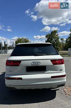 Позашляховик / Кросовер Audi Q7 2016 в 