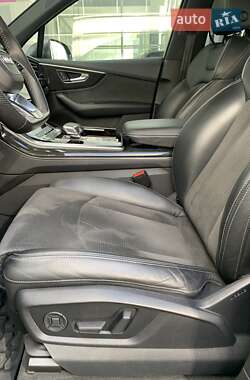Позашляховик / Кросовер Audi Q7 2021 в 