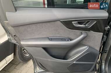 Позашляховик / Кросовер Audi Q7 2021 в 