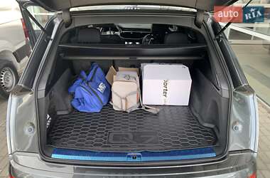 Позашляховик / Кросовер Audi Q7 2021 в 