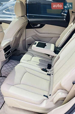Внедорожник / Кроссовер Audi Q7 2016 в 