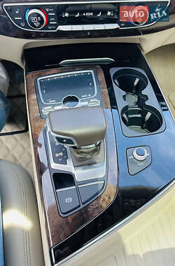 Внедорожник / Кроссовер Audi Q7 2016 в 
