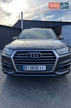 Позашляховик / Кросовер Audi Q7 2015 в 