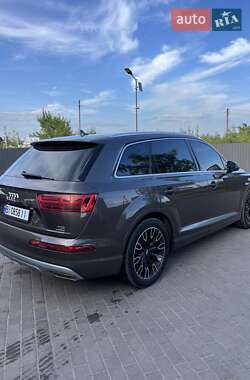 Позашляховик / Кросовер Audi Q7 2015 в 
