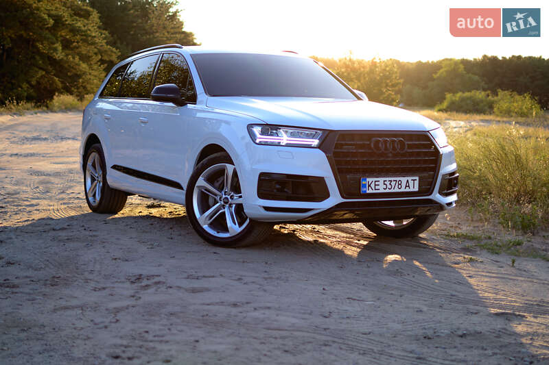 Внедорожник / Кроссовер Audi Q7 2017 в 