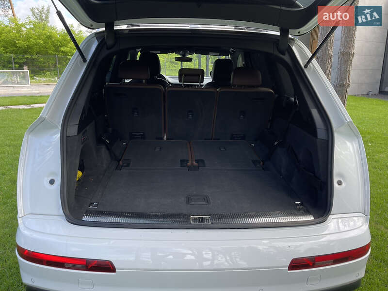 Внедорожник / Кроссовер Audi Q7 2017 в Гореничах