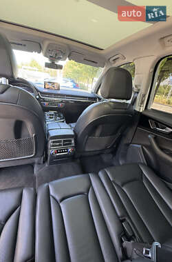 Внедорожник / Кроссовер Audi Q7 2016 в 