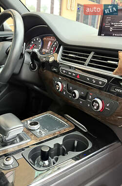 Внедорожник / Кроссовер Audi Q7 2017 в 