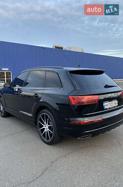 Внедорожник / Кроссовер Audi Q7 2017 в 