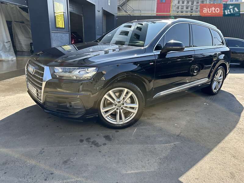 Внедорожник / Кроссовер Audi Q7 2015 в 