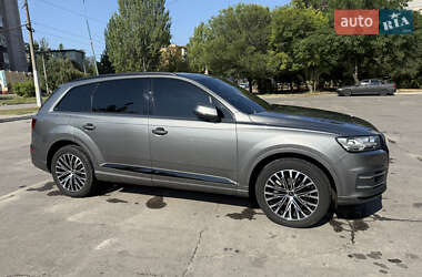 Внедорожник / Кроссовер Audi Q7 2015 в 