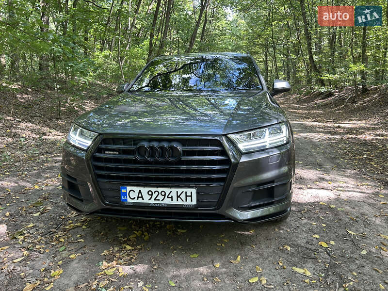 Внедорожник / Кроссовер Audi Q7 2016 в 