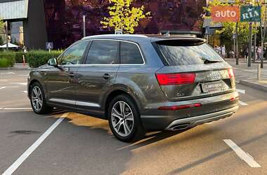 Внедорожник / Кроссовер Audi Q7 2017 в 