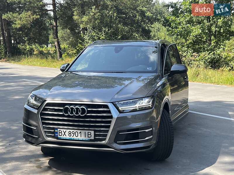 Внедорожник / Кроссовер Audi Q7 2016 в 