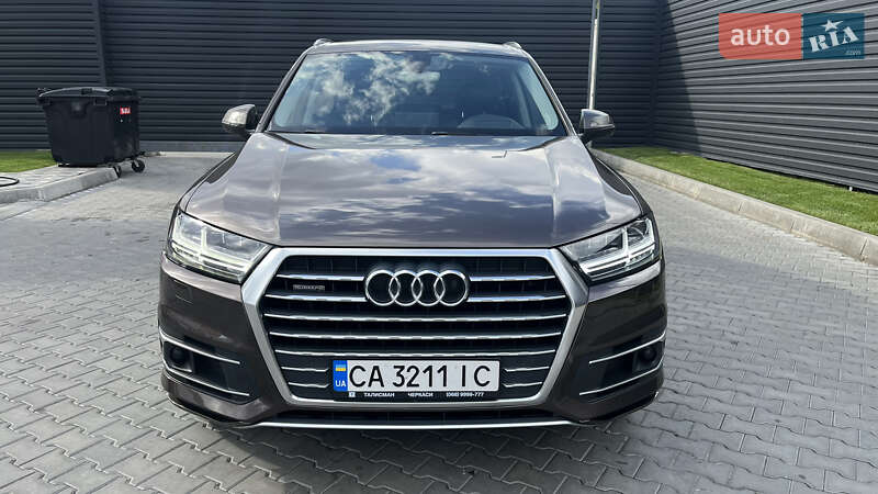 Позашляховик / Кросовер Audi Q7 2015 в 