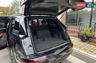Внедорожник / Кроссовер Audi Q7 2016 в 