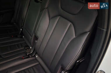 Внедорожник / Кроссовер Audi Q7 2016 в 