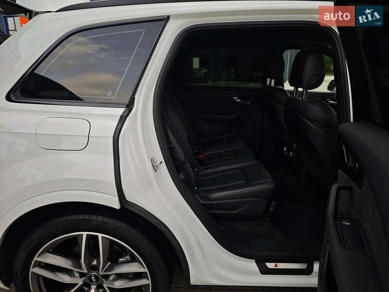 Позашляховик / Кросовер Audi Q7 2016 в Дубні