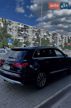 Внедорожник / Кроссовер Audi Q7 2016 в 