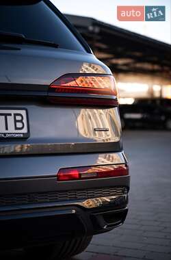 Позашляховик / Кросовер Audi Q7 2019 в 