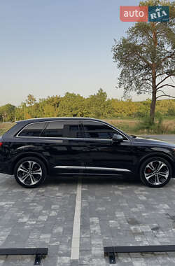 Позашляховик / Кросовер Audi Q7 2020 в 