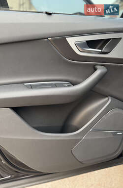 Внедорожник / Кроссовер Audi Q7 2015 в 