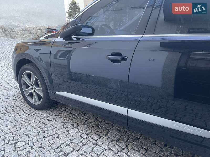 Позашляховик / Кросовер Audi Q7 2017 в Сваляві