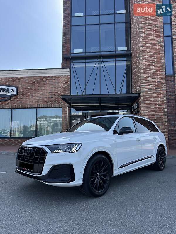 Позашляховик / Кросовер Audi Q7 2022 в 