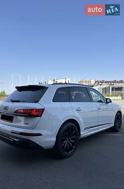 Позашляховик / Кросовер Audi Q7 2022 в 