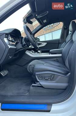 Позашляховик / Кросовер Audi Q7 2022 в 