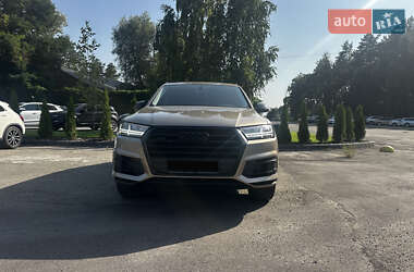 Позашляховик / Кросовер Audi Q7 2018 в 