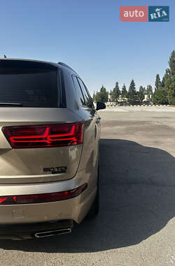 Позашляховик / Кросовер Audi Q7 2018 в 
