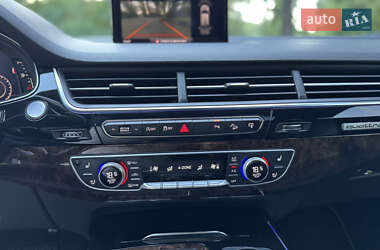 Позашляховик / Кросовер Audi Q7 2016 в 