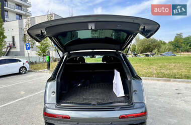 Позашляховик / Кросовер Audi Q7 2021 в 