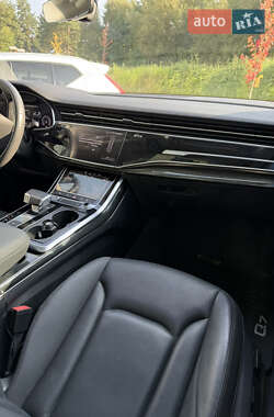 Позашляховик / Кросовер Audi Q7 2020 в 