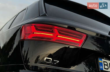 Позашляховик / Кросовер Audi Q7 2018 в 
