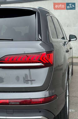 Позашляховик / Кросовер Audi Q7 2020 в 