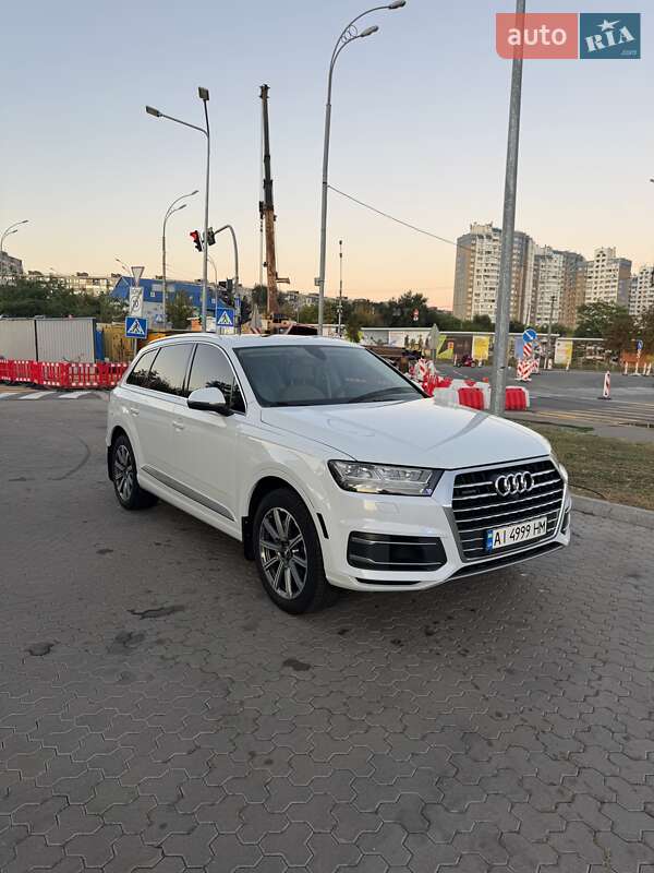 Внедорожник / Кроссовер Audi Q7 2016 в 
