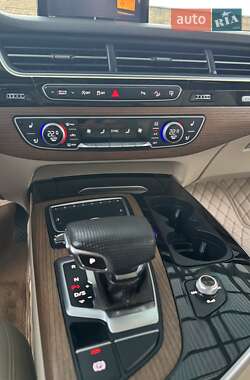 Внедорожник / Кроссовер Audi Q7 2016 в 