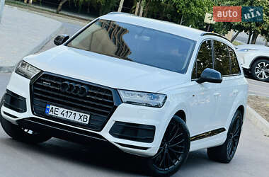 Позашляховик / Кросовер Audi Q7 2016 в 