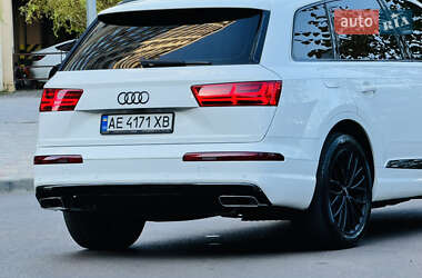 Позашляховик / Кросовер Audi Q7 2016 в 