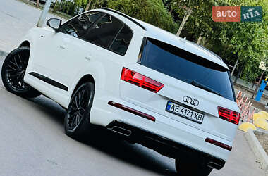 Позашляховик / Кросовер Audi Q7 2016 в 