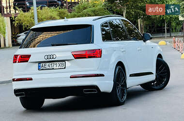 Позашляховик / Кросовер Audi Q7 2016 в 