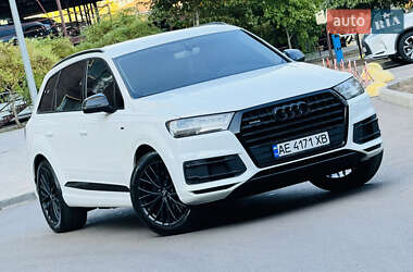Позашляховик / Кросовер Audi Q7 2016 в 
