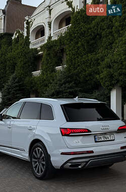 Внедорожник / Кроссовер Audi Q7 2021 в 