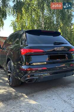 Позашляховик / Кросовер Audi Q7 2025 в 
