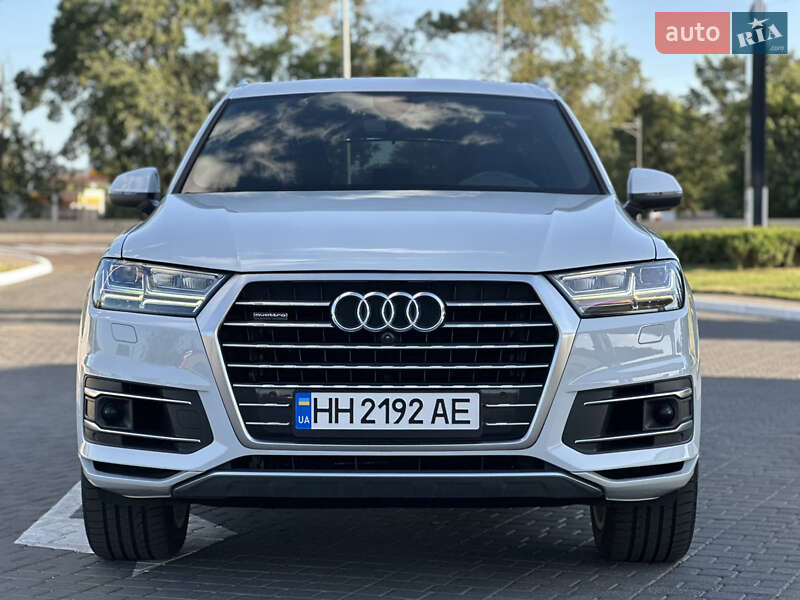 Позашляховик / Кросовер Audi Q7 2018 в 