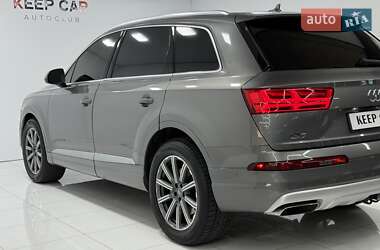 Позашляховик / Кросовер Audi Q7 2017 в 