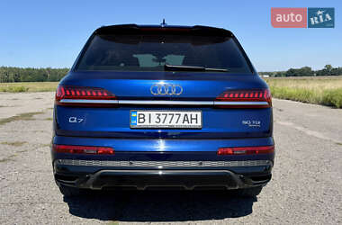 Позашляховик / Кросовер Audi Q7 2021 в 