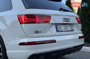 Внедорожник / Кроссовер Audi Q7 2016 в 